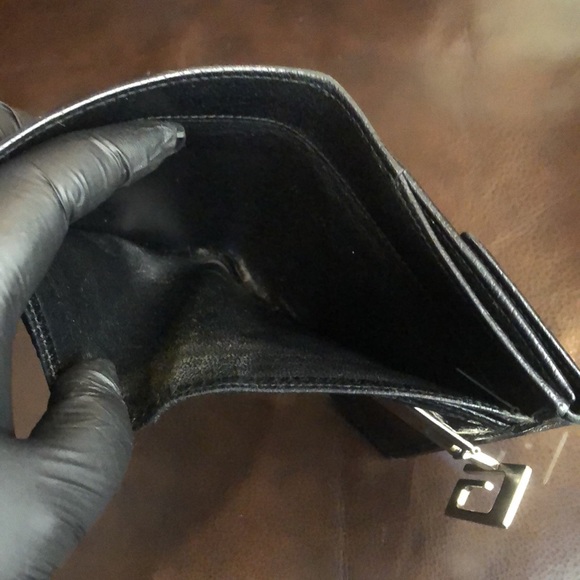 W GUCCI Black Lambskin Bifold Wallet with Silver G  Clasp Vintage - Picture 8 of 17